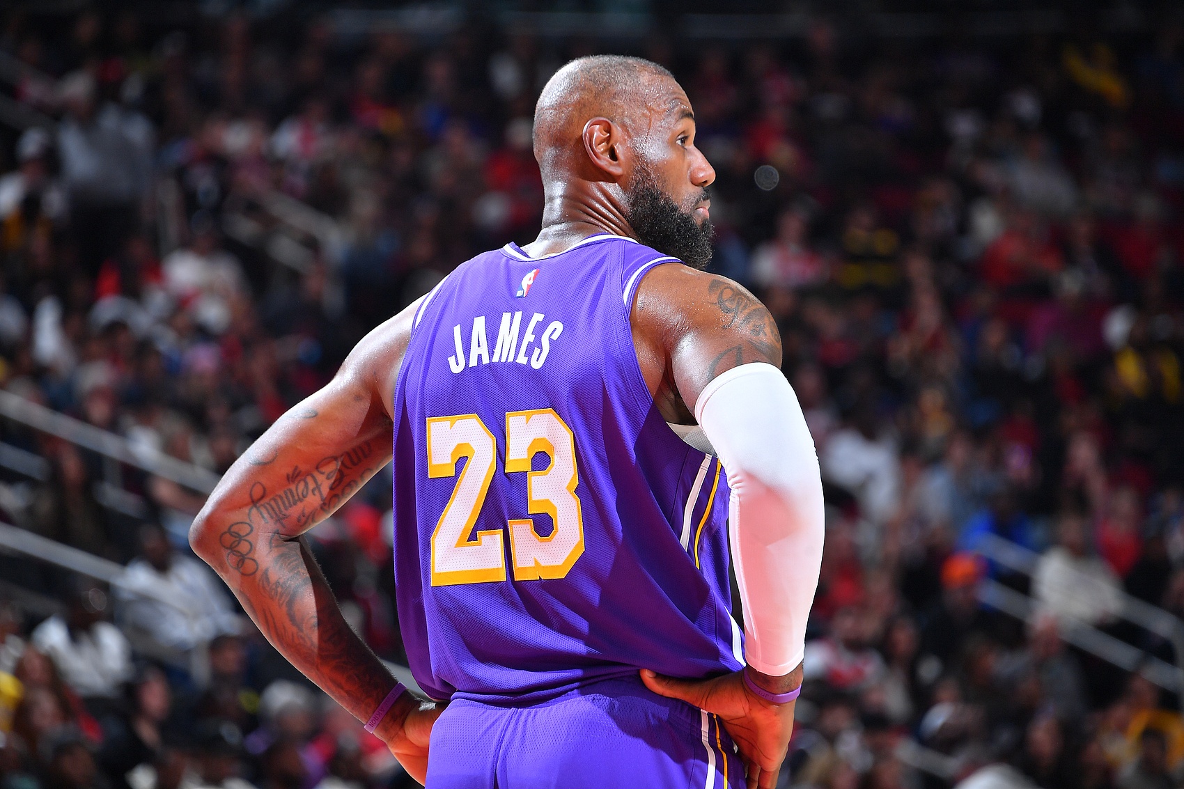 半岛体育app下载-未来成谜！詹姆斯还会继续征战NBA吗？他会接受多大幅度的降薪？